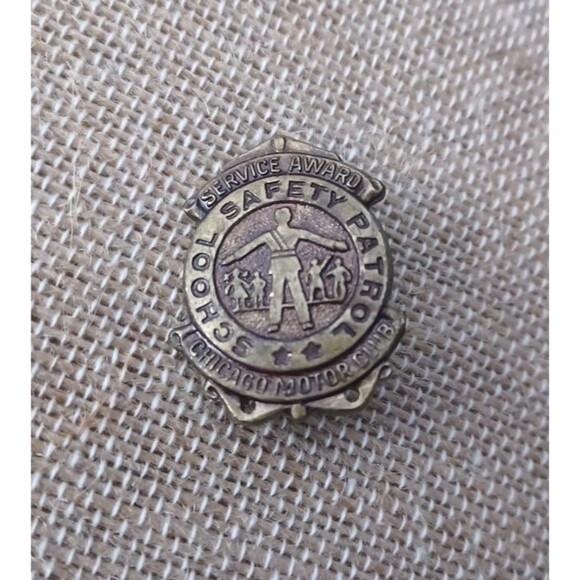 1930's CHICAGO MOTOR CLUB SCHOOL SAFETY PATROL Service Award pinback pin badge - Picture 2 of 5